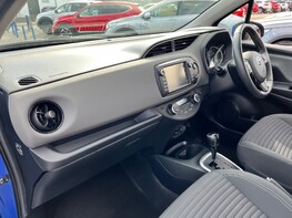 Toyota Yaris VVT-I ICON TECH 17