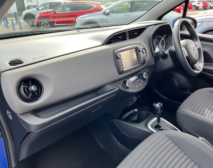 Toyota Yaris VVT-I ICON TECH 17