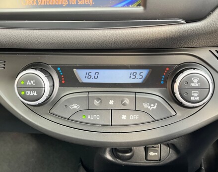 Toyota Yaris VVT-I ICON TECH 42