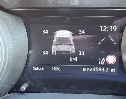 Toyota Yaris DESIGN FHEV 32