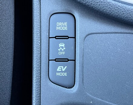 Toyota Yaris DESIGN FHEV 49
