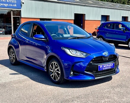 Toyota Yaris DESIGN FHEV 4
