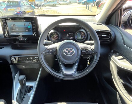 Toyota Yaris DESIGN FHEV 19