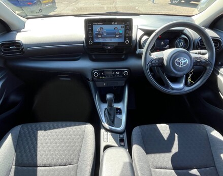 Toyota Yaris DESIGN FHEV 2