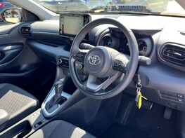 Toyota Yaris DESIGN FHEV 18