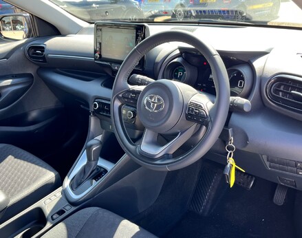 Toyota Yaris DESIGN FHEV 18