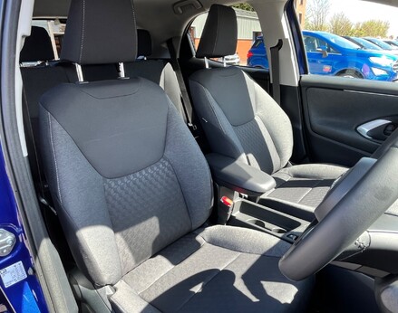 Toyota Yaris DESIGN FHEV 57