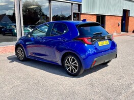 Toyota Yaris DESIGN FHEV 9