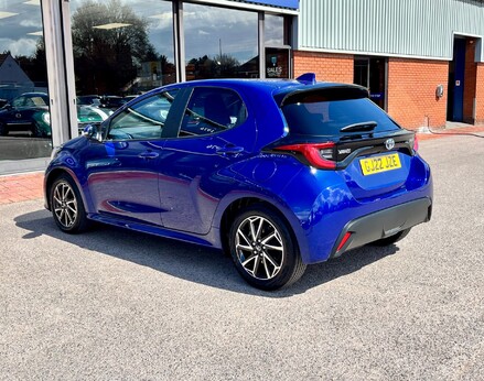 Toyota Yaris DESIGN FHEV 9