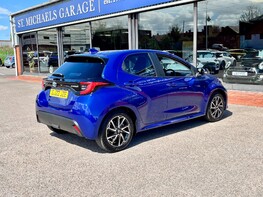 Toyota Yaris DESIGN FHEV 8
