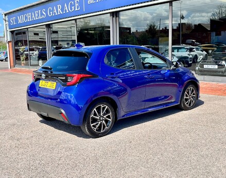 Toyota Yaris DESIGN FHEV 8