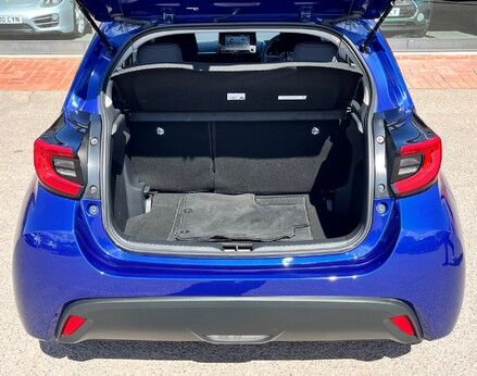 Toyota Yaris DESIGN FHEV 61
