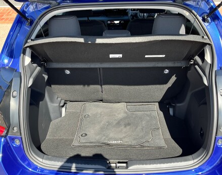 Toyota Yaris DESIGN FHEV 62