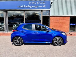 Toyota Yaris DESIGN FHEV 10