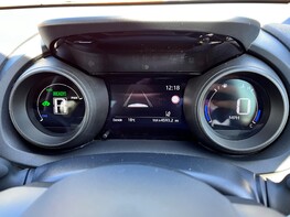 Toyota Yaris DESIGN FHEV 21