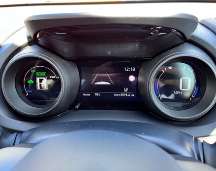 Toyota Yaris DESIGN FHEV 21