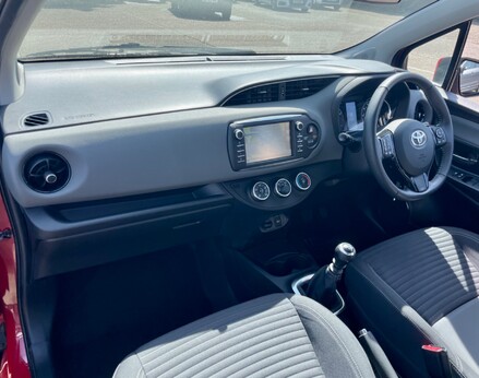 Toyota Yaris VVT-I ICON TECH 26