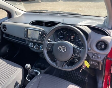 Toyota Yaris VVT-I ICON TECH 17