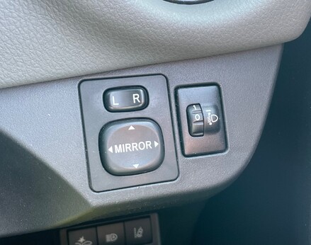 Toyota Yaris VVT-I ICON TECH 45