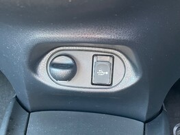 Toyota Yaris VVT-I ICON TECH 36