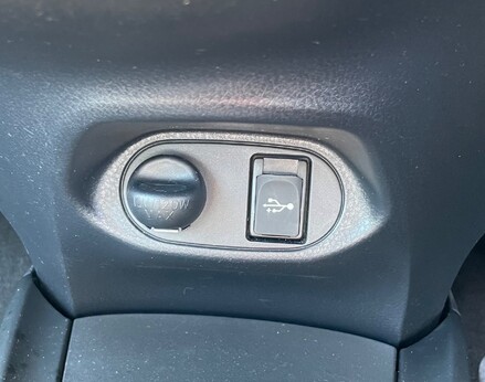 Toyota Yaris VVT-I ICON TECH 36
