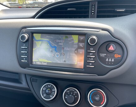 Toyota Yaris VVT-I ICON TECH 27