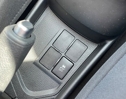 Toyota Yaris VVT-I ICON TECH 38