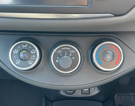 Toyota Yaris VVT-I ICON TECH 35
