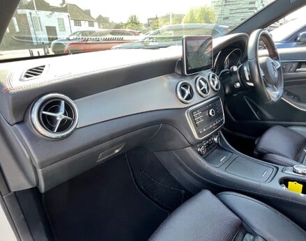 Mercedes-Benz GLA Class GLA 250 4MATIC AMG LINE PREMIUM PLUS 17