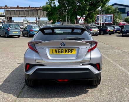 Toyota C-HR DYNAMIC 6