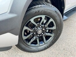 Toyota Hilux INVINCIBLE X 4WD D-4D DCB 5