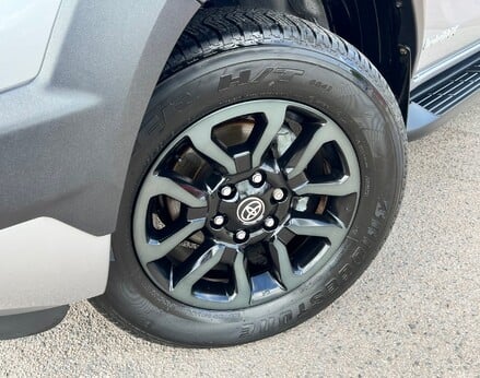 Toyota Hilux INVINCIBLE X 4WD D-4D DCB 5