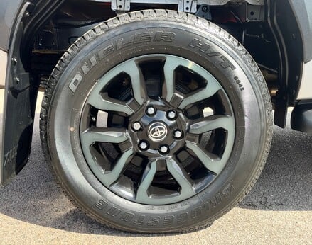 Toyota Hilux INVINCIBLE X 4WD D-4D DCB 15