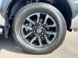 Toyota Hilux INVINCIBLE X 4WD D-4D DCB 16