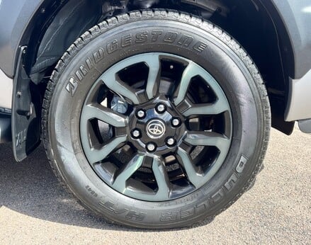 Toyota Hilux INVINCIBLE X 4WD D-4D DCB 16