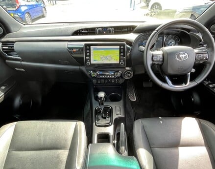 Toyota Hilux INVINCIBLE X 4WD D-4D DCB 2