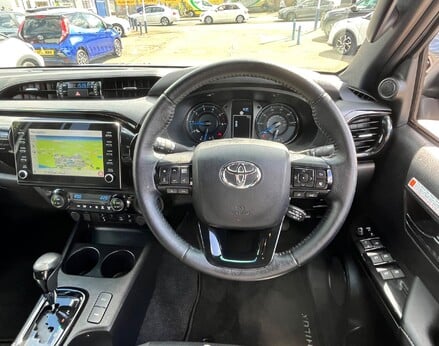 Toyota Hilux INVINCIBLE X 4WD D-4D DCB 19