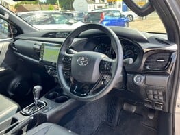 Toyota Hilux INVINCIBLE X 4WD D-4D DCB 18