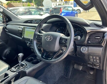 Toyota Hilux INVINCIBLE X 4WD D-4D DCB 18