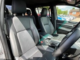 Toyota Hilux INVINCIBLE X 4WD D-4D DCB 60