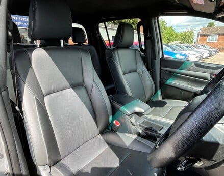 Toyota Hilux INVINCIBLE X 4WD D-4D DCB 60
