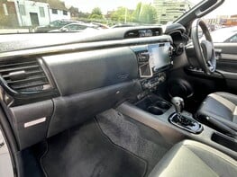 Toyota Hilux INVINCIBLE X 4WD D-4D DCB 17