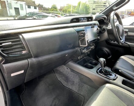 Toyota Hilux INVINCIBLE X 4WD D-4D DCB 17