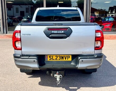 Toyota Hilux INVINCIBLE X 4WD D-4D DCB 6