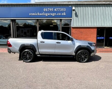Toyota Hilux INVINCIBLE X 4WD D-4D DCB 10