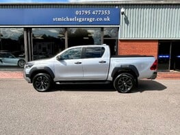 Toyota Hilux INVINCIBLE X 4WD D-4D DCB 11