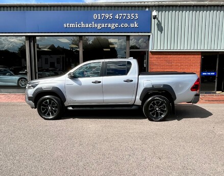 Toyota Hilux INVINCIBLE X 4WD D-4D DCB 11