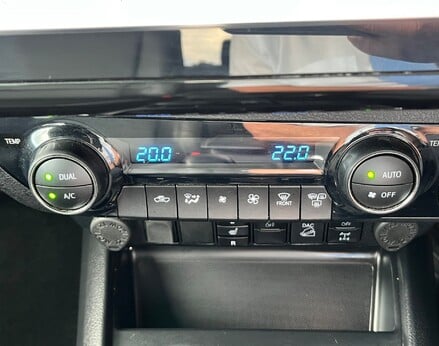 Toyota Hilux INVINCIBLE X 4WD D-4D DCB 45