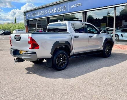 Toyota Hilux INVINCIBLE X 4WD D-4D DCB 8
