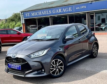 Toyota Yaris DESIGN FHEV 1
